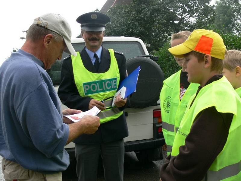 Děti z bratrušovské školy oblékly policejní vesty. 