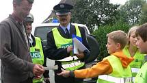 Děti z bratrušovské školy oblékly policejní vesty. 