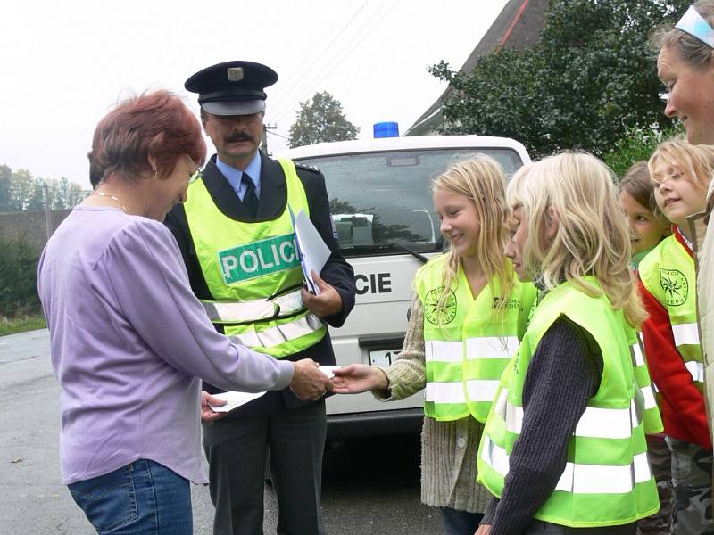 Děti z bratrušovské školy oblékly policejní vesty. 