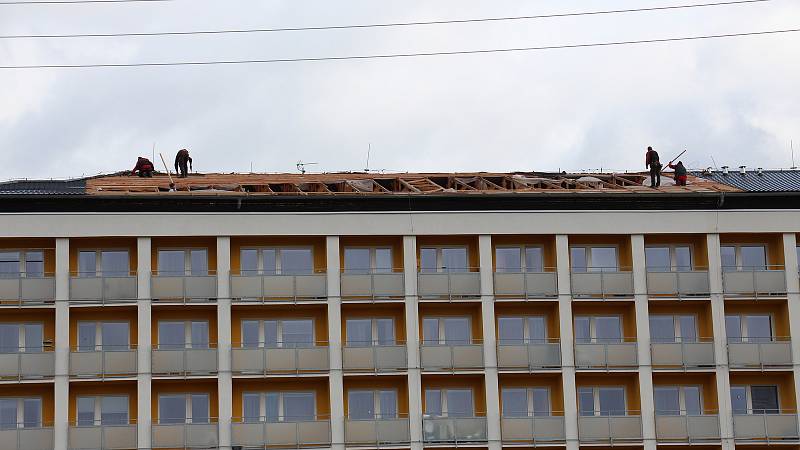 Následky vichru z 10. na 11. 3. 2019.  Poškozená střecha na budově šumperského domova důchodců.