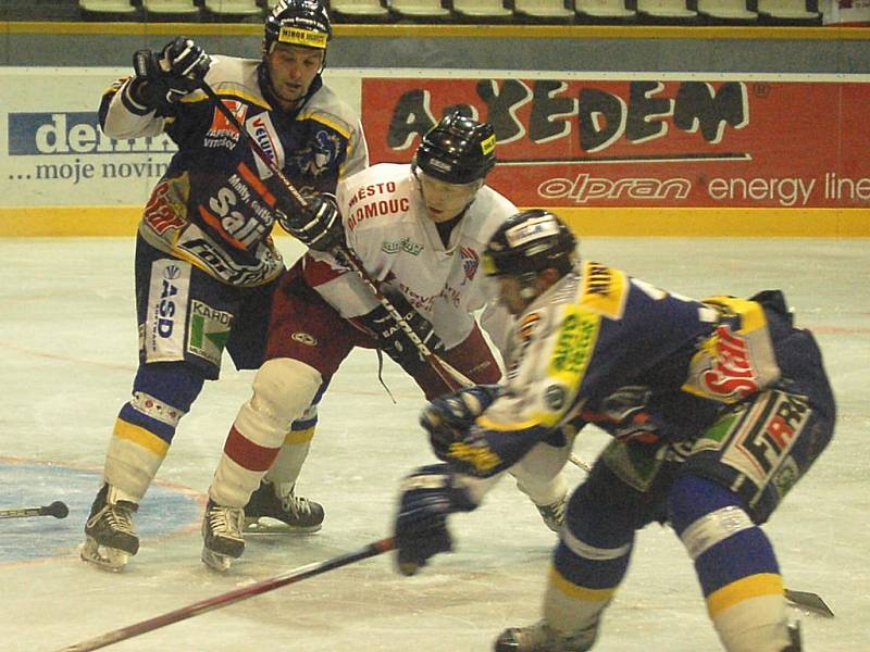 Obránci Draků Jaromír Bednárek (nahoře) a Miloš Stráňovský v přátelském utkání v Olomouci z minulého týdne (Draci vyhráli 4:3). 