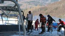 Lyžařská sezóna v Jeseníkách pomalu končí, sněhu si ještě v sobotu lyžaři užívali v Koutech nad Desnou.