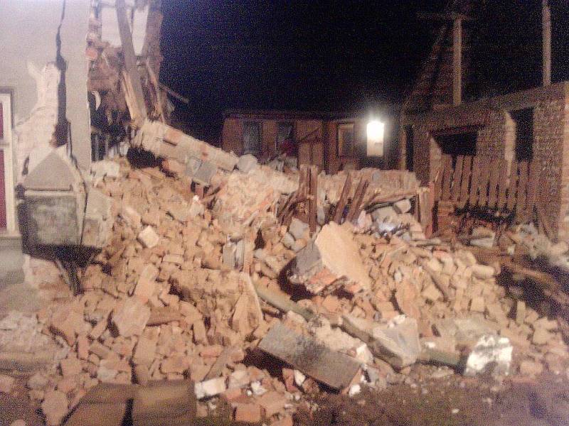 Část domu v Olomoucké ulici v Lošticích se zřítila v noci ze soboty 15. na neděli 16. ledna. Trosky spadly do sousedního dvora. Dům naštěstí nebyl obývaný, takže se vše obešlo bez zranění