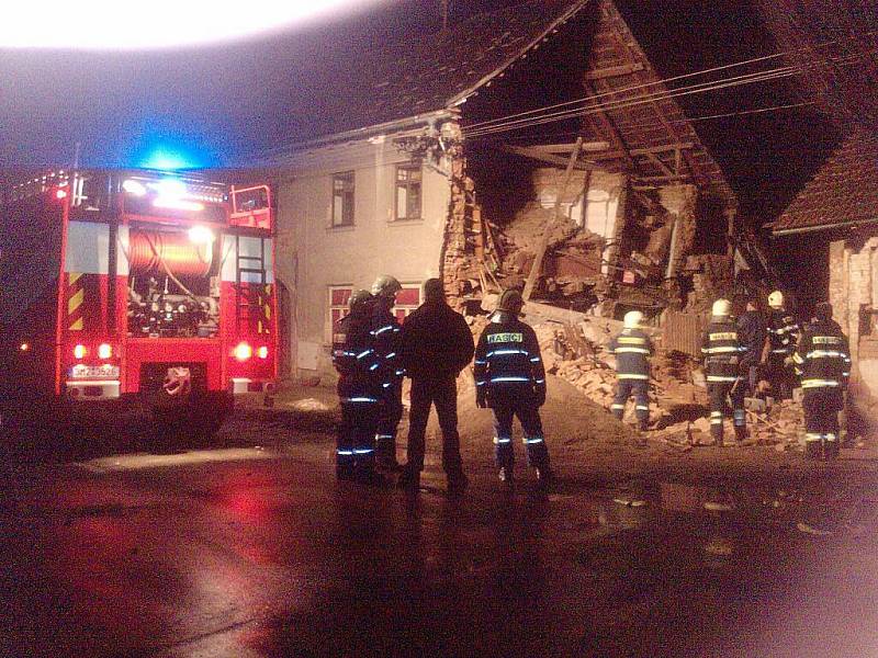 Část domu v Olomoucké ulici v Lošticích se zřítila v noci ze soboty 15. na neděli 16. ledna. Trosky spadly do sousedního dvora. Dům naštěstí nebyl obývaný, takže se vše obešlo bez zranění