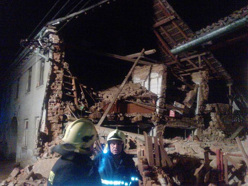 Část domu v Olomoucké ulici v Lošticích se zřítila v noci ze soboty 15. na neděli 16. ledna. Trosky spadly do sousedního dvora. Dům naštěstí nebyl obývaný, takže se vše obešlo bez zranění