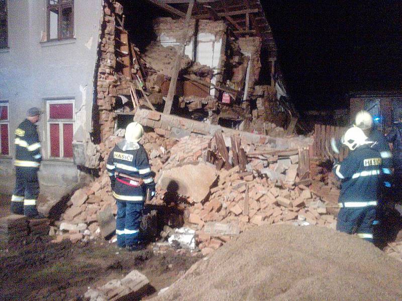 Část domu v Olomoucké ulici v Lošticích se zřítila v noci ze soboty 15. na neděli 16. ledna. Trosky spadly do sousedního dvora. Dům naštěstí nebyl obývaný, takže se vše obešlo bez zranění