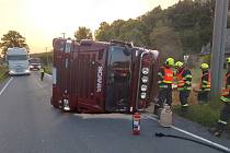 Nehoda kamionu plně naloženého kukuřicí mezi Širokým Brodem a Mikulovicemi, 29. května 2023