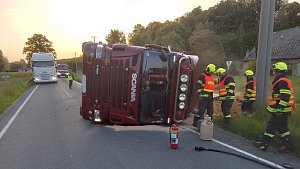Nehoda kamionu plně naloženého kukuřicí mezi Širokým Brodem a Mikulovicemi, 29. května 2023