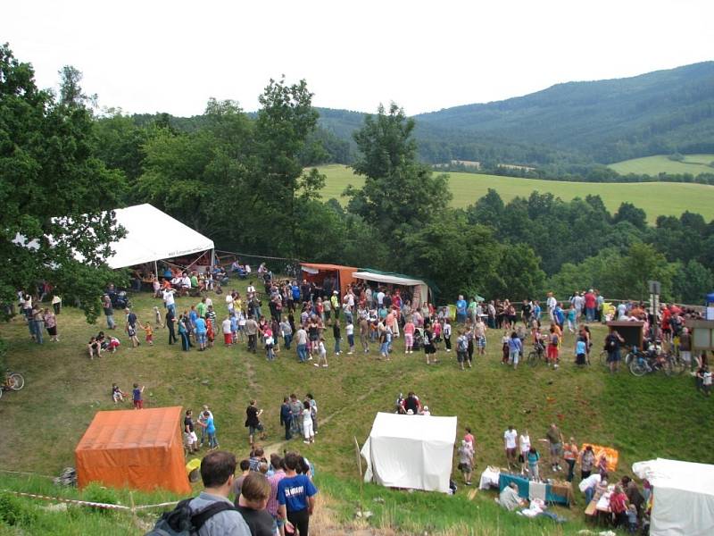 Na jeden den do středověku se v pátek 5. července vrátil hrad v Brníčku.