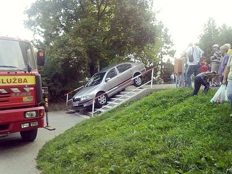 Po internetu koluje snímek oktávky, kterou řidič svérázně zaparkoval na schodech u šumperské Hokejky. Každý parkuje, kde se dá.