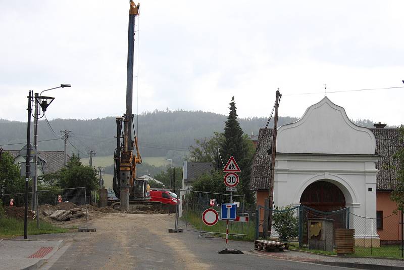 Stavba protipovodňových opatření na řece Desné - stavba nového mostu u rapotínského kostela.