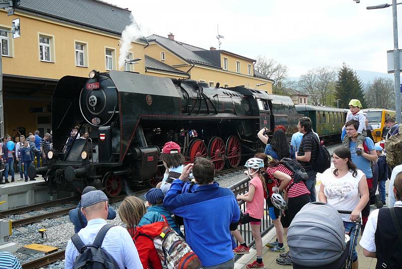 Parní vlak na zahájení 170. lázeňské sezony tažený lokomotivou Šlechtična vezl panstvo v čele s Vincenzem Priessnitzem.