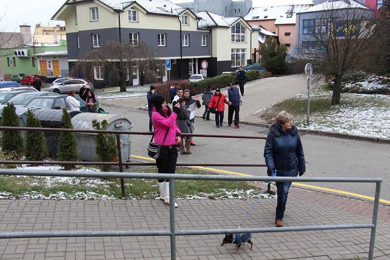 Centrum Zábřehu uzavřeli, muž na střeše začal na ulici házet kameny