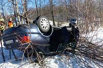 Mladý řidič audi skončil mezi Žulovou a Vápennou v příkopu na střeše, 19. ledna 2024