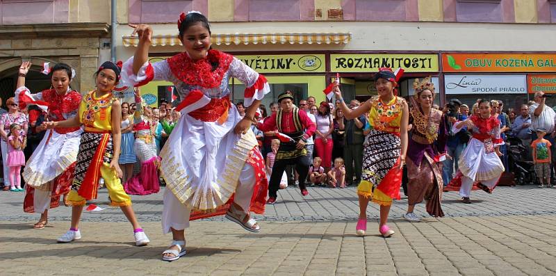 Mezinárodní folklorní festival v Šumperku vyvrcholil v sobotu 20. srpna dopoledne přehlídkou Roztančená ulice.