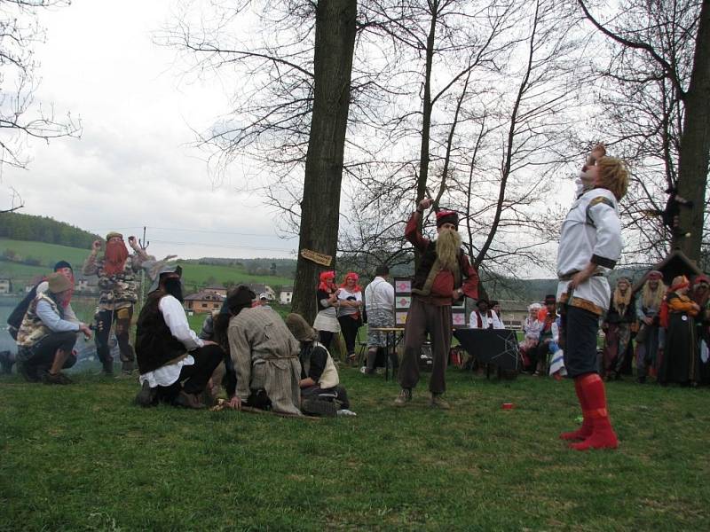 Ruský nádech měl tradiční slet čarodějnic, který se konal v sobotu 27. dubna na myslivecké louce v Brníčku.