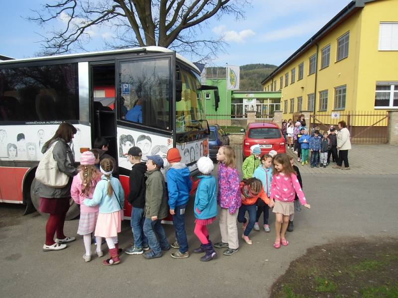 Školní autobus, který provozuje Svazek obcí údolí Desné