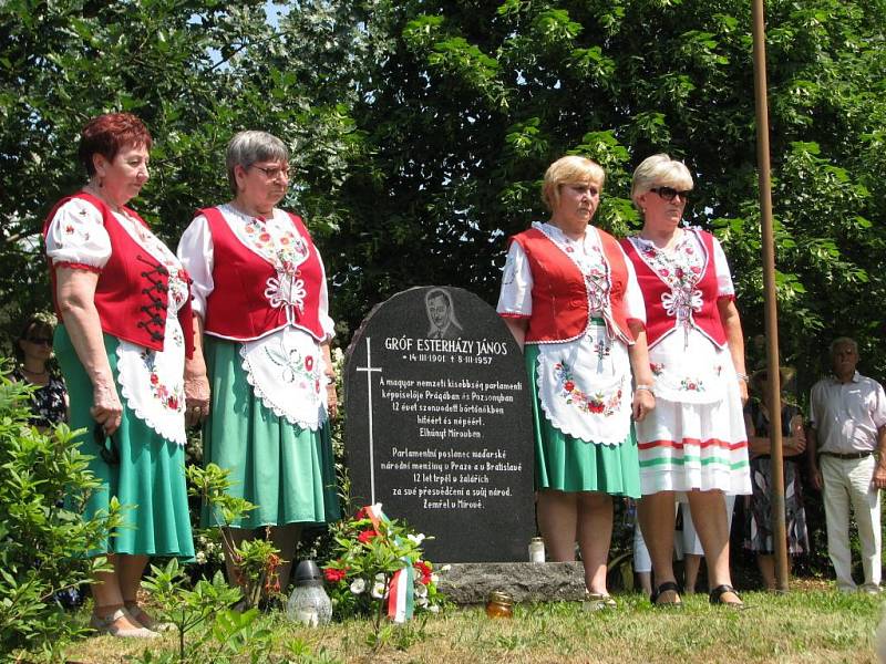 Svému bývalému spoluvězni přišel při vzpomínkové akci položit kytici i Jan Janků, v jehož náručí hrabě Esterházy za zdmi mírovského žaláře zemřel.