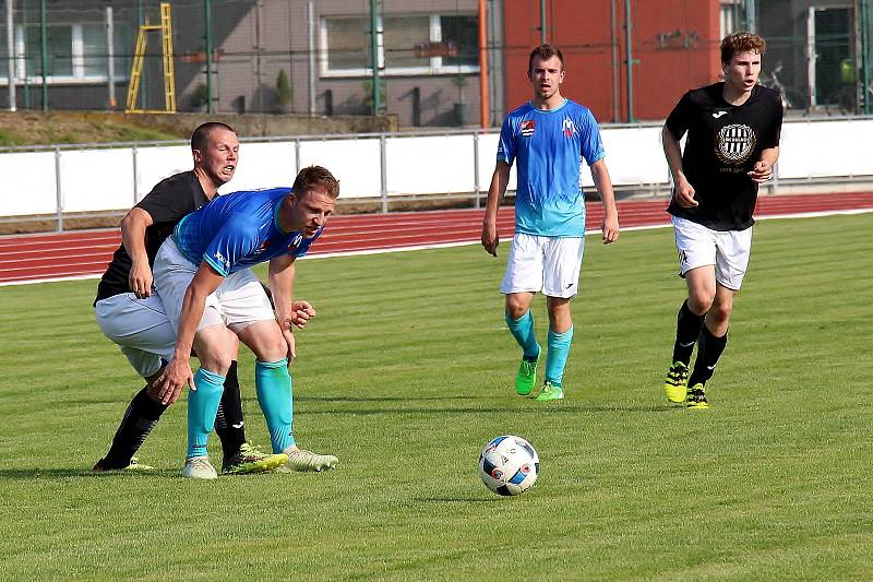 Velké Losiny (v modrém) uspěly v Zábřehu na penalty