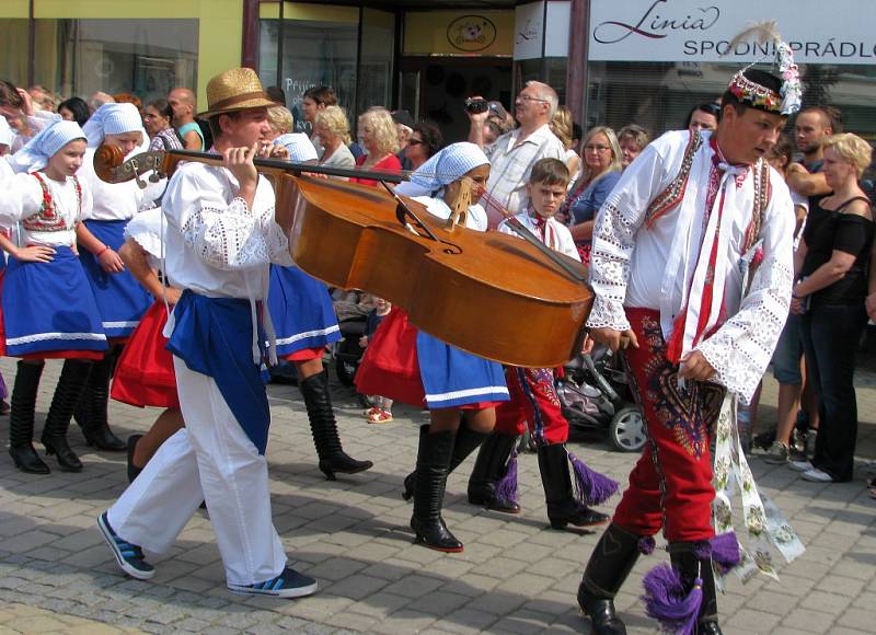 Mezinárodní folklorní festival v Šumperku vyvrcholil v sobotu 20. srpna dopoledne přehlídkou Roztančená ulice.