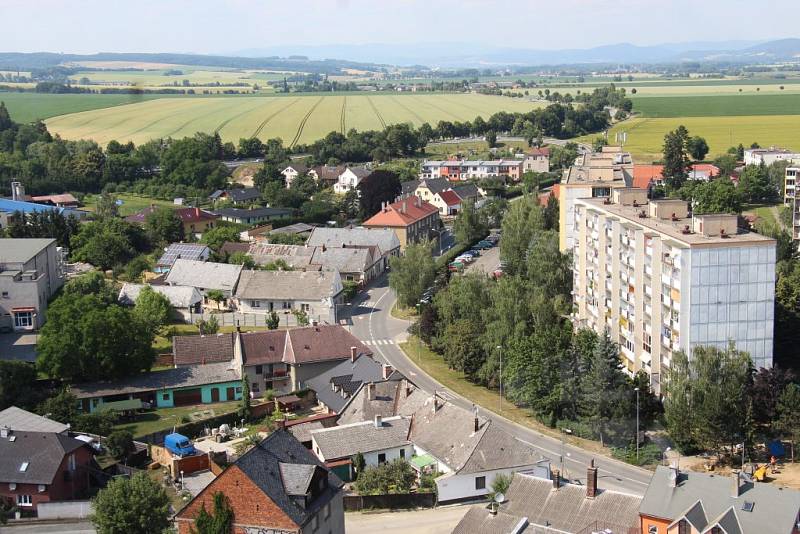 Z vyhlídky nad hodinovým strojem v městské věži u kostela svatého Tomáše z Canterbury v Mohelnici je krásný pohled nejen na celé město a okolí, ale také na hrady Bouzov a Mírov.