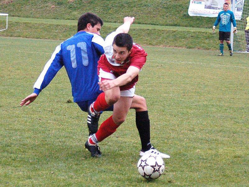 Losinští fotbalisté (modré dresy) v duelu s Kralicemi