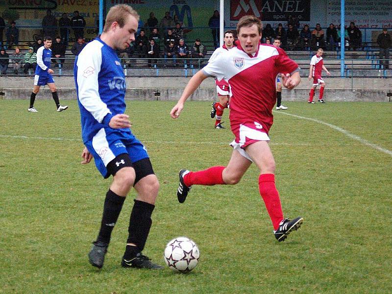 Losinští fotbalisté (modré dresy) v duelu s Kralicemi