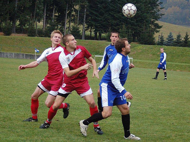 Losinští fotbalisté (modré dresy) v duelu s Kralicemi