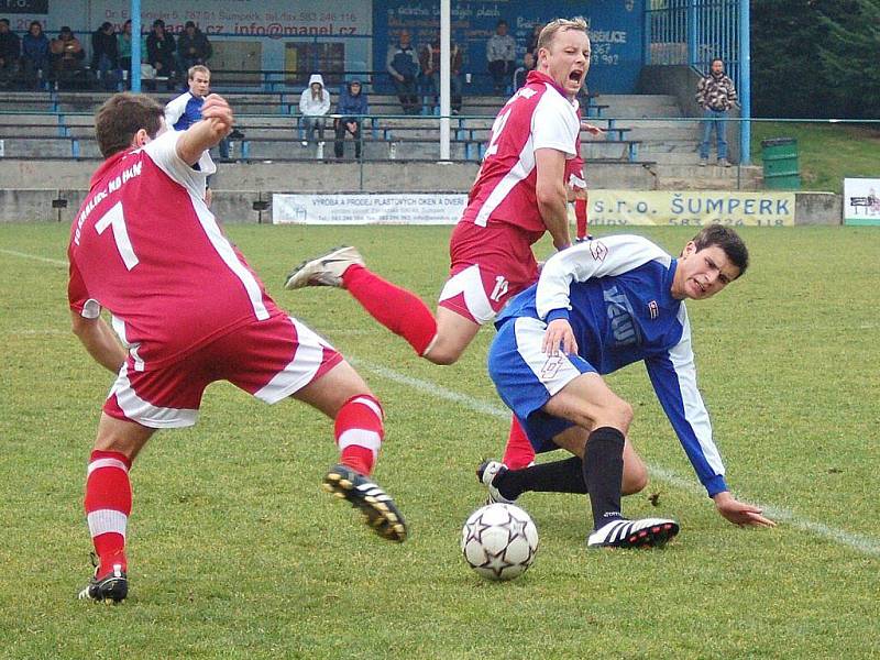 Losinští fotbalisté (modré dresy) v duelu s Kralicemi