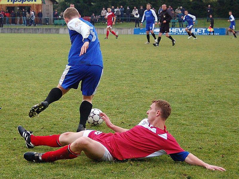 Losinští fotbalisté (modré dresy) v duelu s Kralicemi