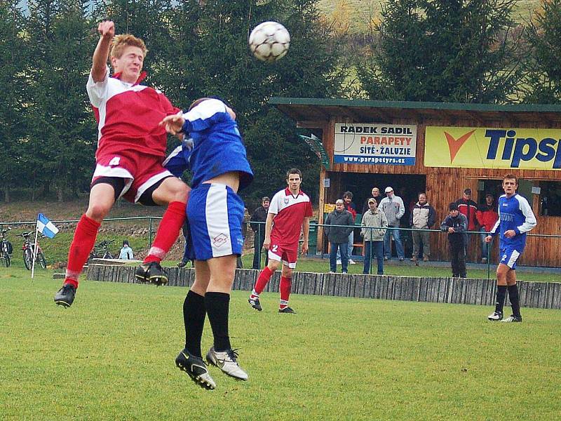 Losinští fotbalisté (modré dresy) v duelu s Kralicemi