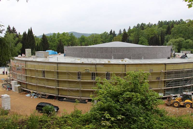 Pohled na termální park ve Velkých Losinách ve středu 20. května.