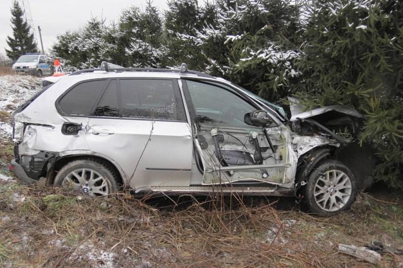 Jedašedesátletému řidiči vozu BMW se udělalo ve čtvrtek 23. ledna dopoledne za jízdy nevolno. Se svým vozem vjel přímo pod projíždějící osobní vlak. 