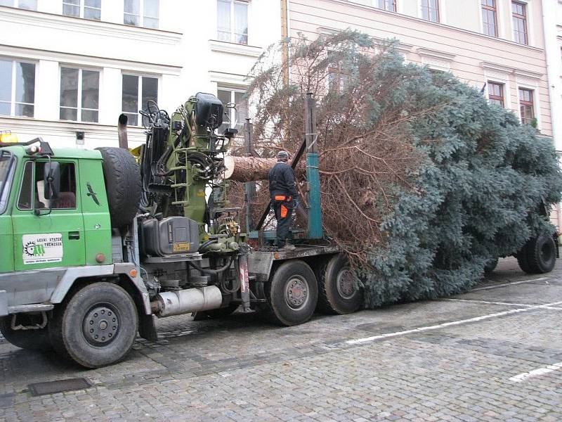 Příjezd a instalace vánočního stromu, který bude tradičně zdobit náměstí u šumperské radnice