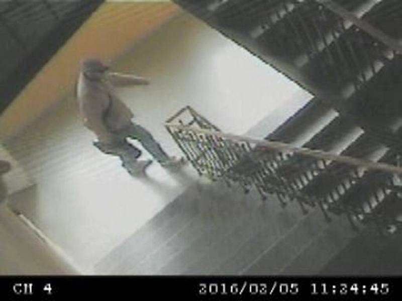 Pachatele vloupání do kanceláře v Obchodním korzu v Šumperku zachytily bezpečnostní kamery.