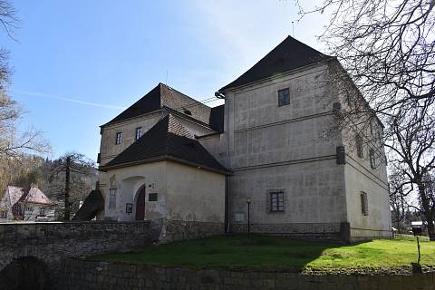 Vodní tvrz, Zámecké náměstí a pozemky u farního kostela získalo po letitém soudním sporu Arcibiskupství olomoucké.