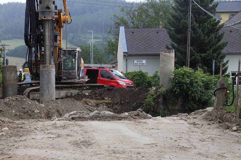 Stavba protipovodňových opatření na řece Desné - stavba nového mostu u rapotínského kostela.