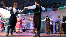 V pátek a v sobotu se na hlavních pořadech Mezinárodního folklorního festivalu v Šumperku představily postupně dvě desítky souborů. Mezi nimi byl i soubor z Kypru.