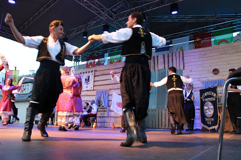 V pátek a v sobotu se na hlavních pořadech Mezinárodního folklorního festivalu v Šumperku představily postupně dvě desítky souborů. Mezi nimi byl i soubor z Kypru.