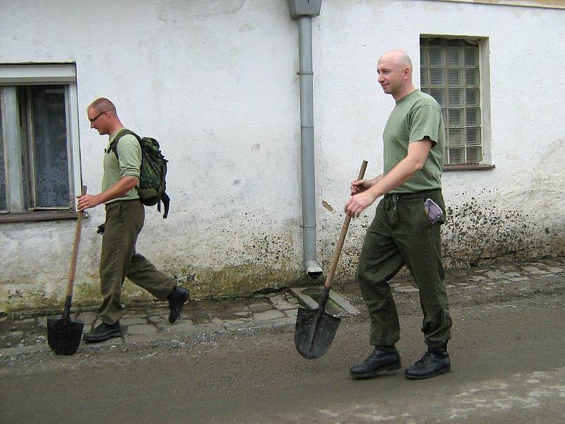 Na Jesenicku pomáhají obyvatelům vojáci