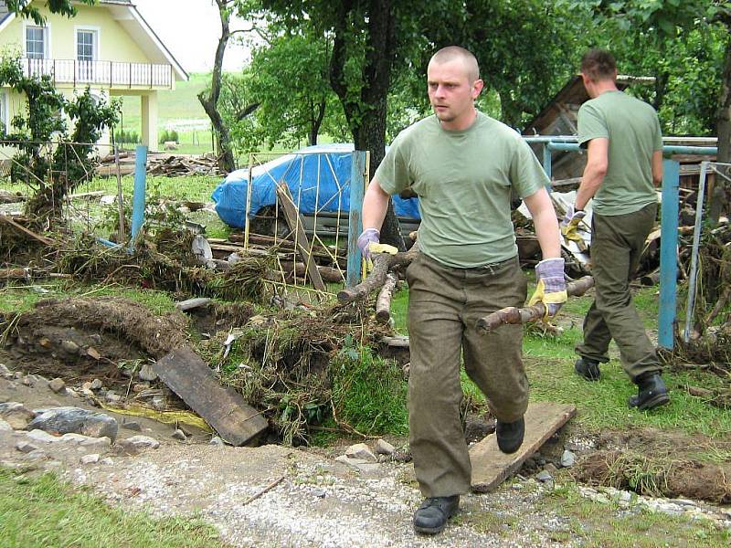 Na Jesenicku pomáhají obyvatelům vojáci