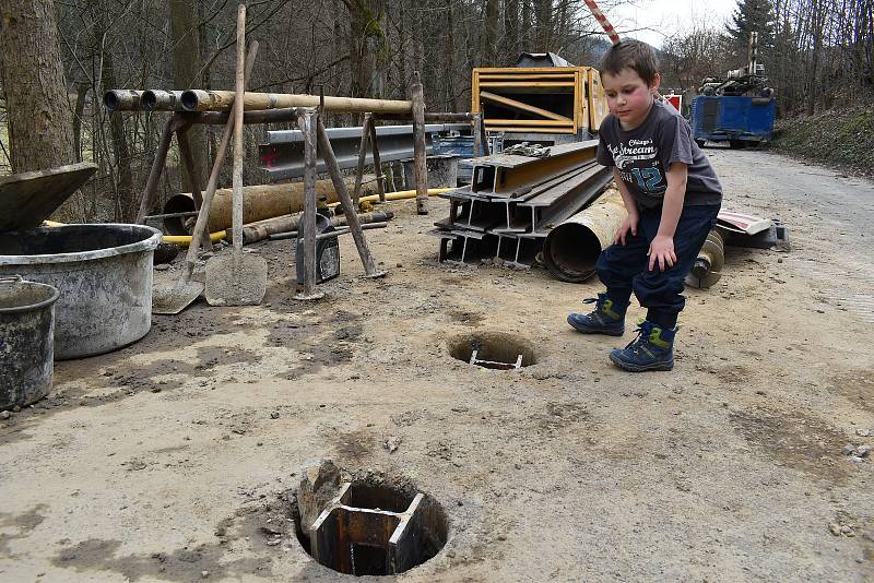 Stavbaři začali s opravou sesuté silnice u Hanušovic.