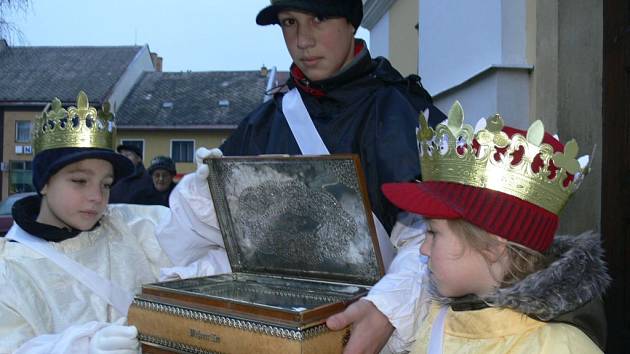 Posvěcenou křídou budou psát koledníci požehnání na dveře domů. 