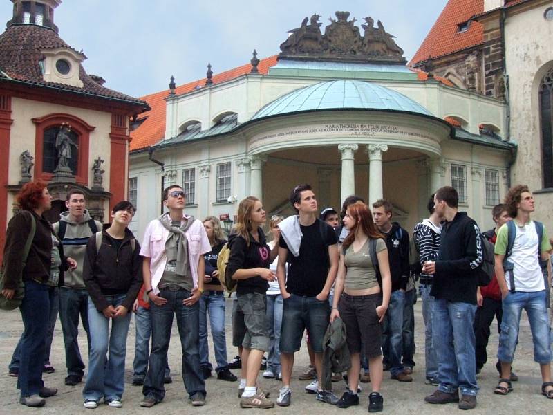 Studenti ze Střední odborné školy železniční, stavební a památkové péče a SOU v Šumperku se rozhlížejí po Praze