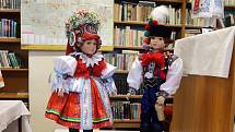 Krojované panenky Ivety Neoralové v Úsovské knihovně.