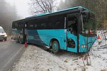 Nehoda autobusu v pondělí 6. února mezi Heřmanovicemi a Zlatými Horami.