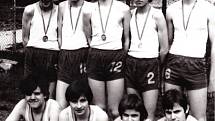 2. NAŠI SPORTOVCI. V roce 1974 družstvo pod vedením tělocvikáře Jana Milka vyhrálo spartakiádní soutěž v košíkové a postoupilo do krajského kola.
