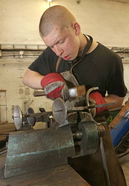 Celostátní kolo soutěže odborných dovedností žáků v oboru umělecký kovář – zámečník, pasíř.  Student III.ročníku Daniel Macek