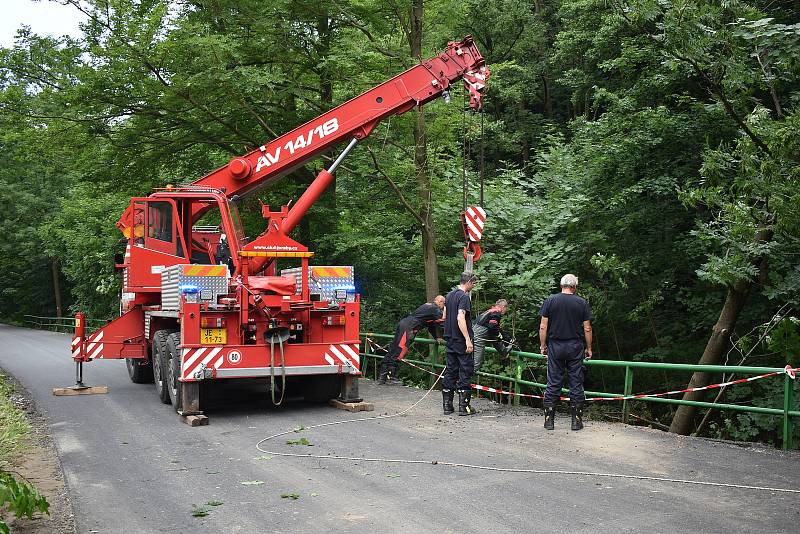 Téměř zrekonstruovanou silnici v Bělé pod Pradědem v některých místech poničila letos v létě blesková povodeň.