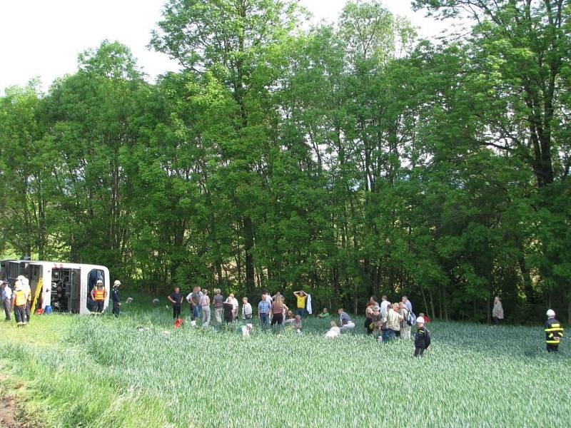 Snímky z místa nehody polského autobusu u Rovenska.